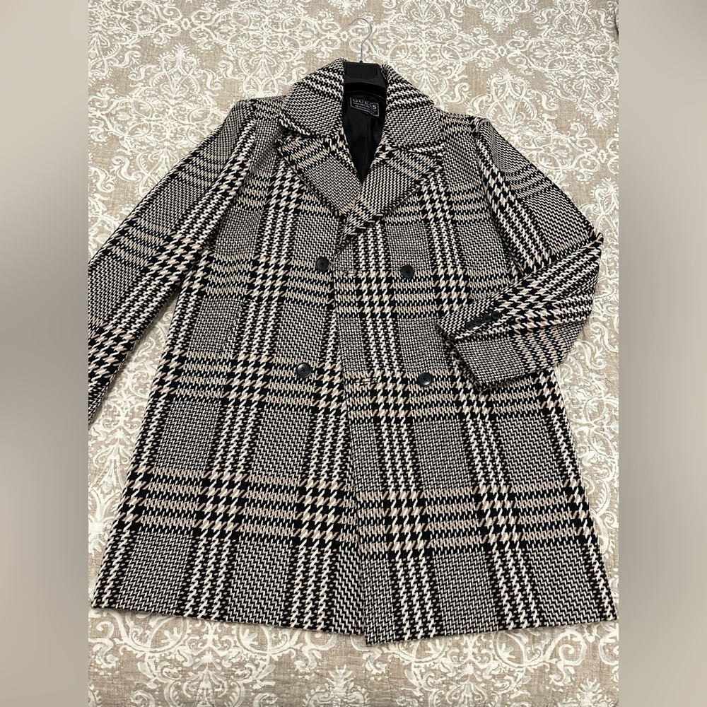GUESS Essential Wool-Blend Coat Perfect for warm weather occasions